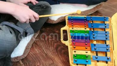 演奏<strong>音乐</strong>乐器。 特写男孩和老师`手在玩<strong>木琴</strong>。